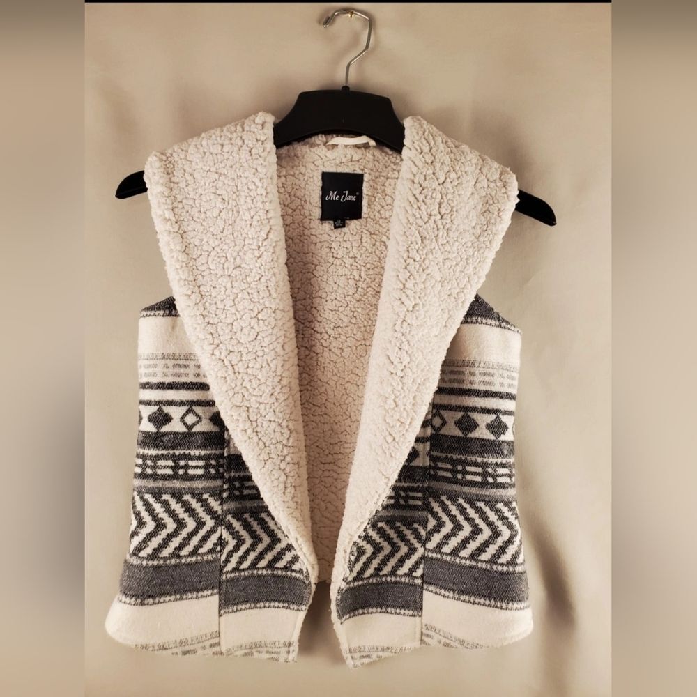 Me Jane Women's Cream and Gray Sweater Vest Size 14 Kids